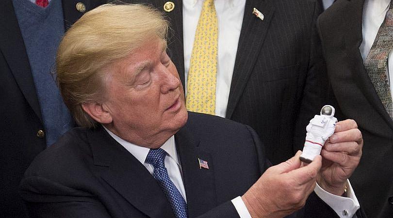 Donald Trump se contradice en dos tuits sobre el origen de la Luna (FOTOS)