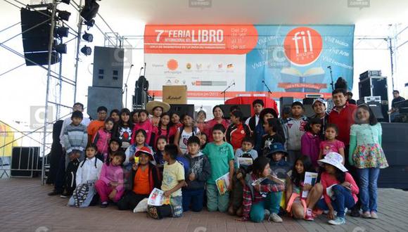 Niños de Esteban Pernet deleitan con música y danzas al público de la FIL
