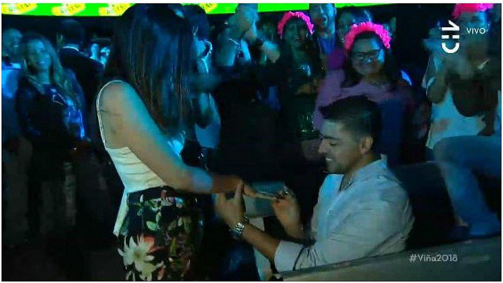 Luis Fonsi: joven hace romántica propuesta de matrimonio a su novia en pleno concierto (VIDEO)