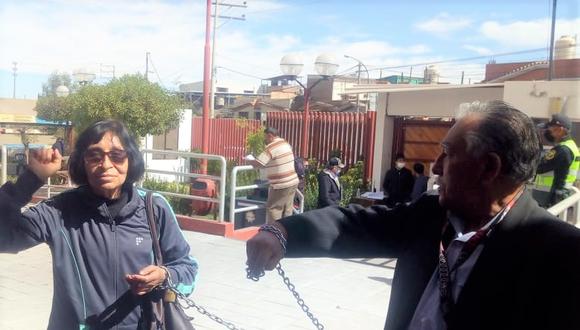 Profesores se encadenan en el Gobierno Regional de Arequipa para pedir el pago de la deuda social
