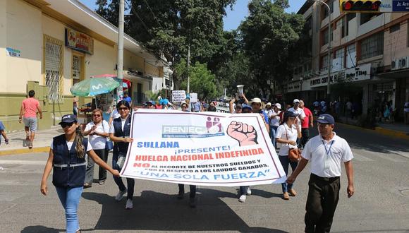 Trabajadores del Reniec se movilizan para protestar contra recorte de salarios 