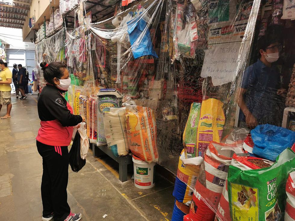 Mercados de Víctor Larco y Moche protegen sus productos con plásticos 