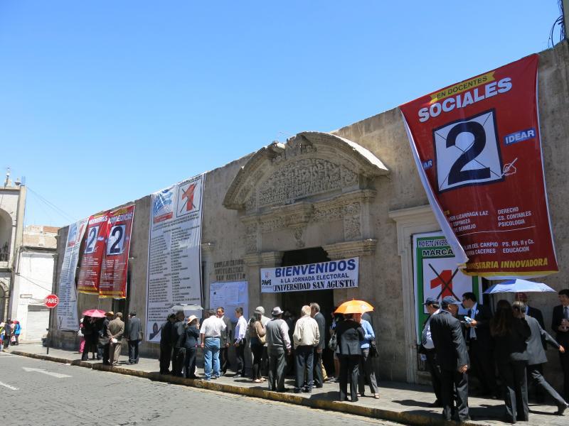 Docentes y estudiantes de la UNSA participan de elecciones