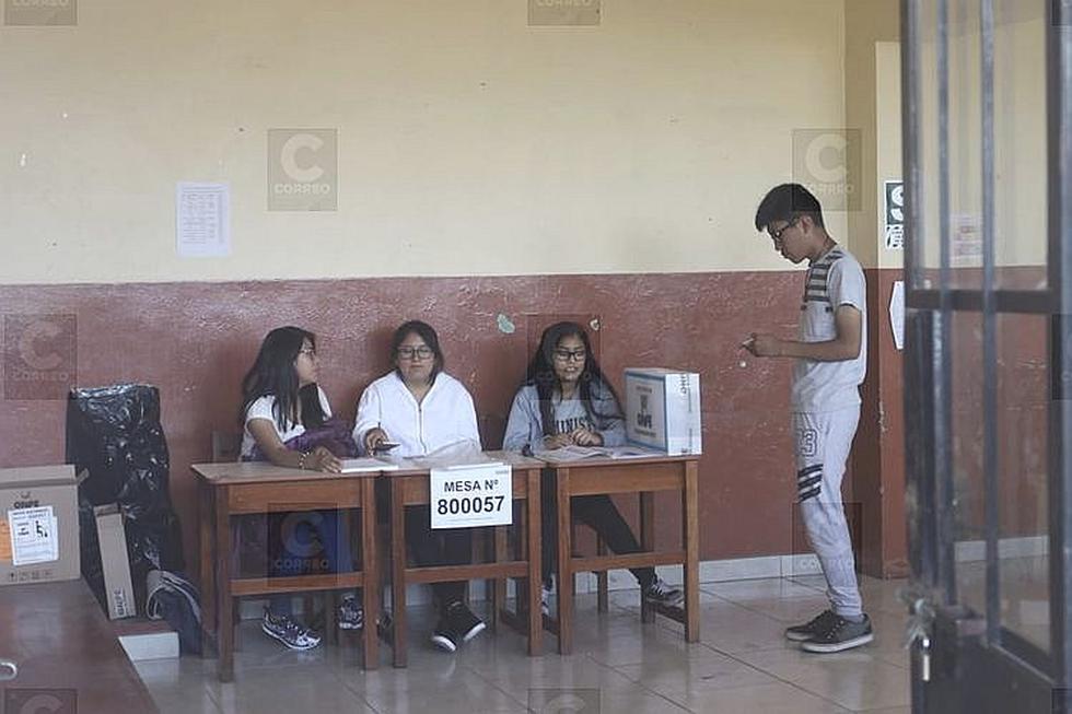 ​Jóvenes de 18 años votan entusiasmados en referéndum (FOTOS)
