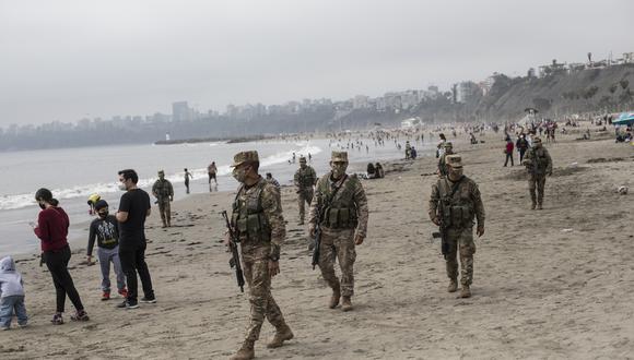 Soldados con mascarillas debido a la COVID-19, patrullan en la playa de Agua Dulce, en Chorrillos de Lima, el pasado 19 de septiembre. (Rodrigo Abd / AP)