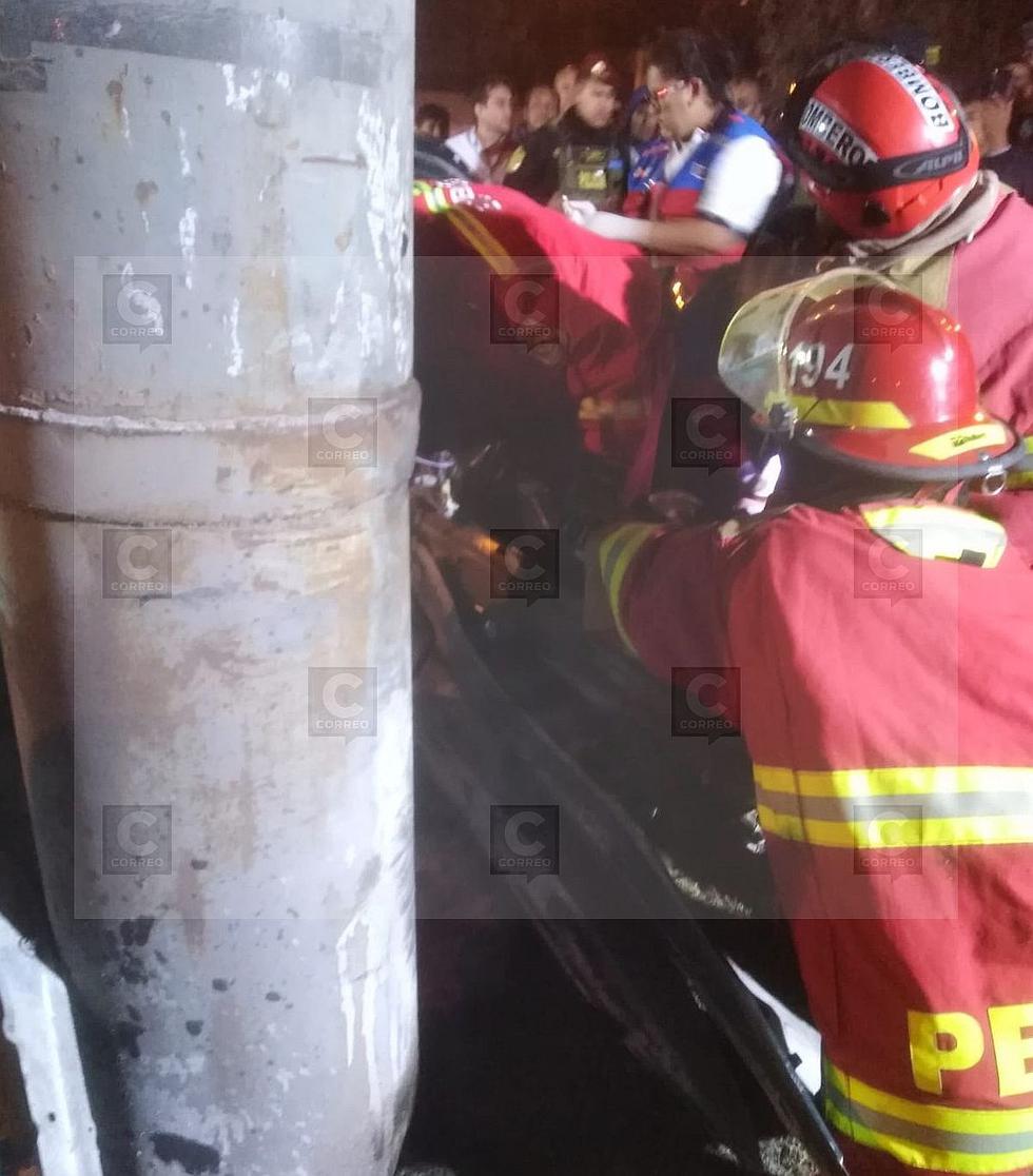 Auto conducido por policía se estrella contra poste de anuncio publicitario y deja dos heridos