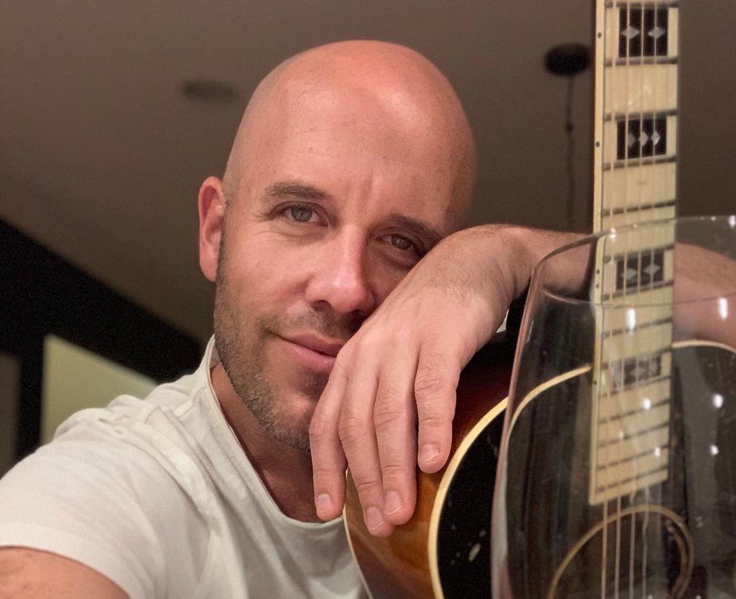 Sin embargo, durante el evento de Universitario de Deportes sí se estrenará la canción que el artista nacional compuso para el cuadro merengue. (Foto: Instagram)