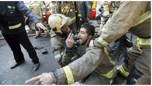 Irán: más de 20 bomberos muertos por derrumbe de edificio en Teherán
