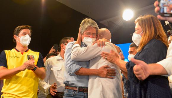 El candidato presidencial ecuatoriano Guillermo Lasso celebra su victoria tras conocer los resultados de la segunda vuelta electoral. (Foto de Fernando Méndez / AFP)