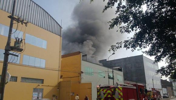 San Luis: Voraz incendio en fábrica de plástico