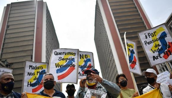 Trabajadores y jubilados toman parte en una protesta para exigir mejores salarios y pensiones, frente al Ministerio de Trabajo en Caracas, el 26 de abril de 2022. (Foto: Federico PARRA / AFP)