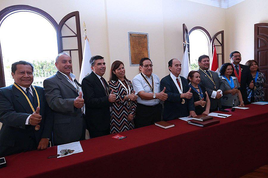 Colegios profesionales anuncian recolección de firmas para referéndum