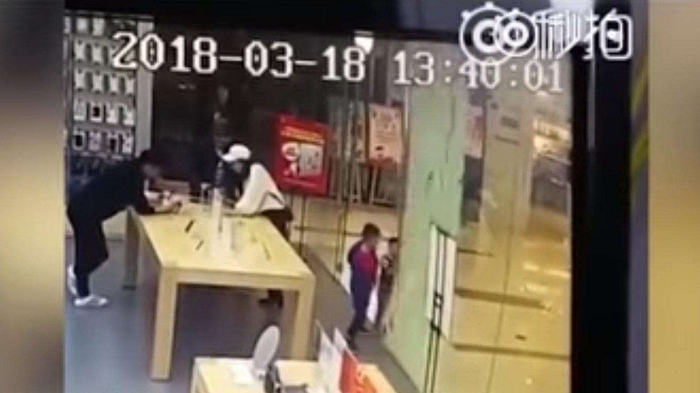 Niño sufre lesiones tras romperse una puerta de vidrio sobre él (VIDEO)