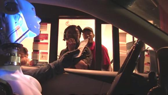 Robot 'maneja' auto y causa terror  en local de comida rápida (VIDEO)