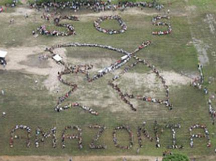 Forman dibujo con sus cuerpos por la Amazonía