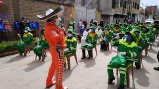 Huancayo: Policía lleva regalos y mariachis a 60 trabajadoras de limpieza pública por el Día de la Madre
