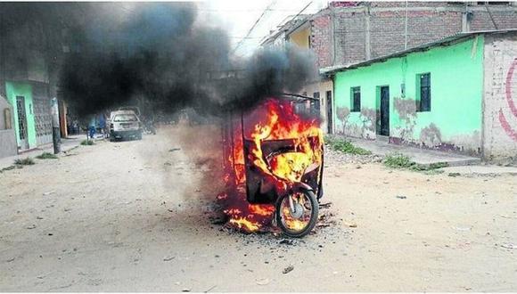 Cansados de los asaltos, vecinos queman mototaxi que era usada por delincuentes