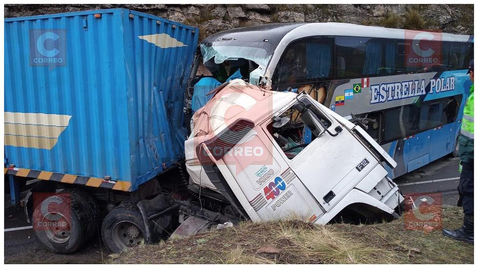 Cinco muertos tras choque de bus Dos Estrellas y tráiler (FOTOS)