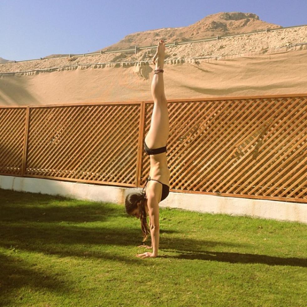 Conoce a la sexy maestra de yoga que enseña sus artes en línea (FOTOS)