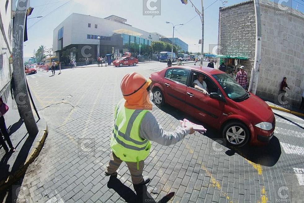 Caos vehicular en calles del centro de Arequipa (FOTOS)