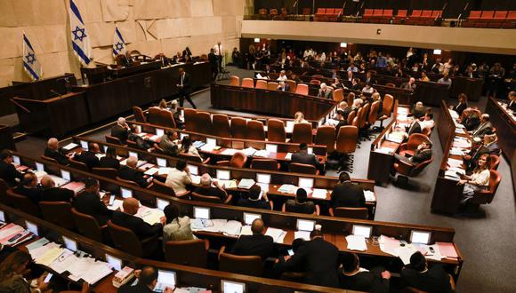 Esta imagen muestra una vista general del Knesset (parlamento) israelí durante una reunión en Jerusalén el 30 de junio de 2022. - Los legisladores israelíes disolvieron el parlamento hoy, forzando la quinta elección del país en menos de cuatro años, con el Ministro de Relaciones Exteriores Yair Lapid listo para asumir como primer ministro de un gobierno interino a la medianoche. (Foto de Menahem KAHANA / AFP)