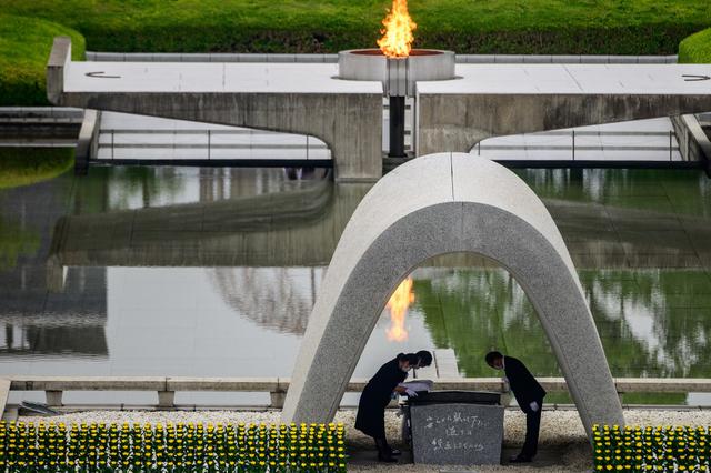 El alcalde de Hiroshima Kazumi Matsui y representantes de las familias participan en una ceremonia en el Cenotafio Memorial, durante el servicio conmemorativo del 75 aniversario de la bomba atómica en el Parque Memorial de la Paz, en Hiroshima. (Philip FONG / AFP)