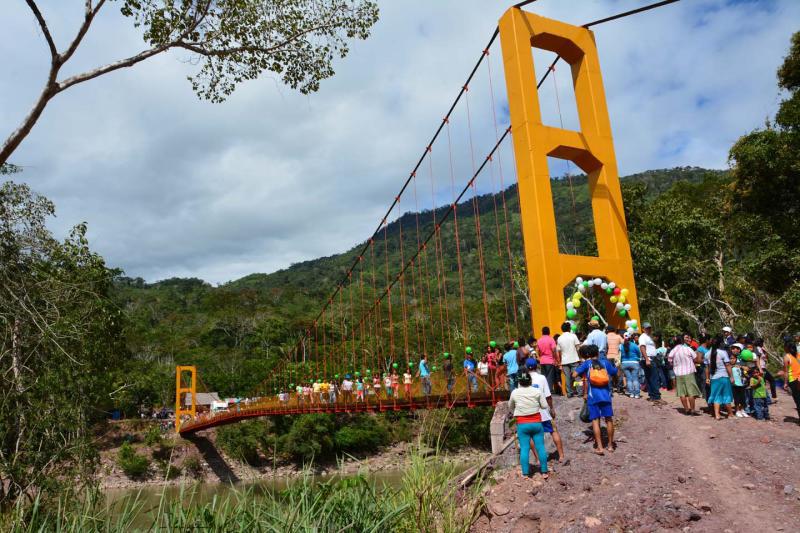 Inauguran primer puente pasarela carrozable