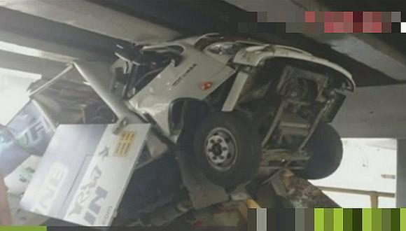 Camión se empotró en puente de la Av. Brasil en Pueblo Libre