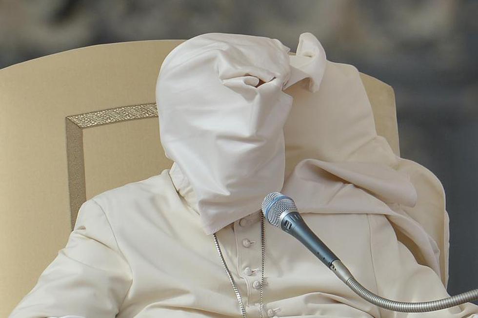 Papa Francisco lucha contra el viento en Plaza de San Pedro (FOTOS)