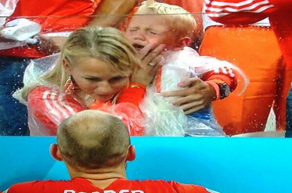 Brasil 2014: Robben consuela a su hijo que lloró por derrota de Holanda ante Argentina (Video)