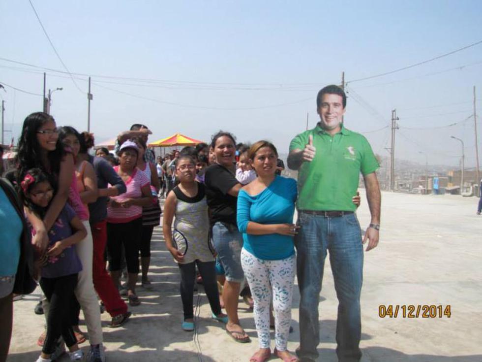 Precandidato a Lima: Reparten pescado junto a imagen de Rafael Santos ...¿por votos?  (Fotos)