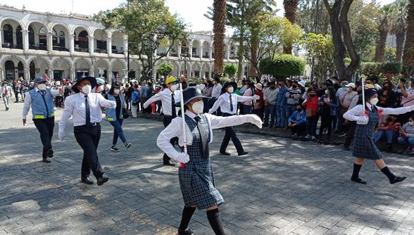 Escolares desfilaron en la Plaza de Armas de Arequipa| Foto: Yorch Huamani