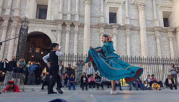 ​Arequipa: Danzas internacionales en la Plaza de Armas