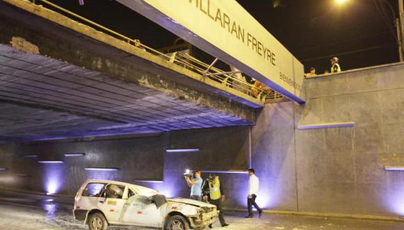 Automóvil cae desde lo alto de puente Villarán en San Isidro