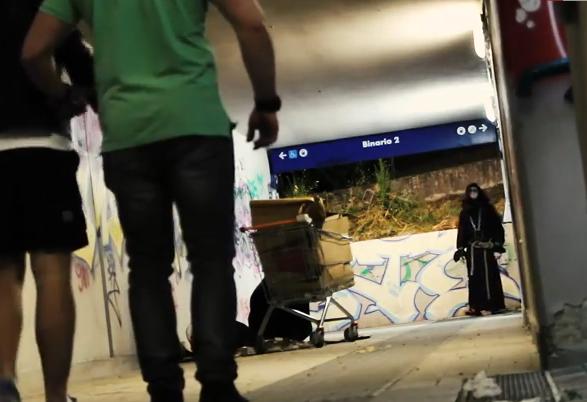 Broma de monje con poderes telequinéticos genera pánico en las calles (Video)