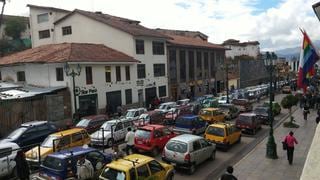 Cusco: Propietarios de autos Tico viejos toman la ciudad y paralizan el tránsito