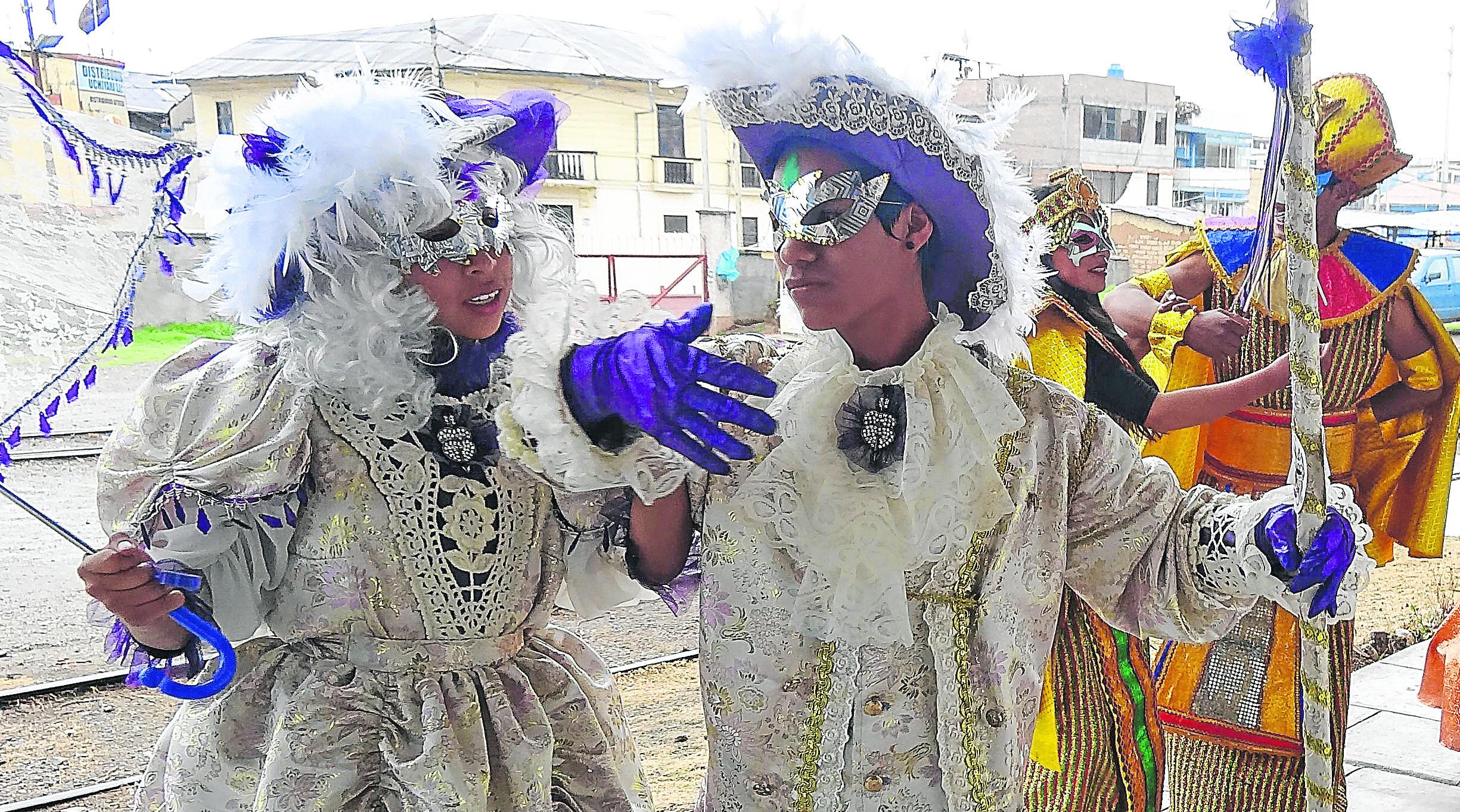 ​En Tarma gozan con las mulizas, correo y el entierro del "Ño Carnavalón"