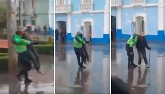 Policía ayudó a anciano a cruzar la pista cargándolo en plena lluvia (VIDEO)