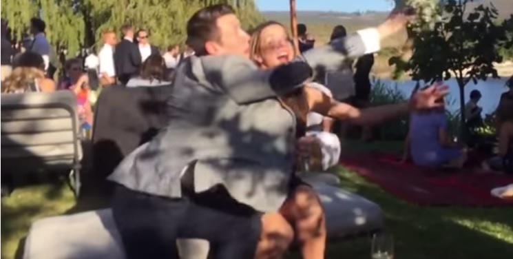 YouTube: joven empuja a su enamorada para que no coja el bouquet de la novia