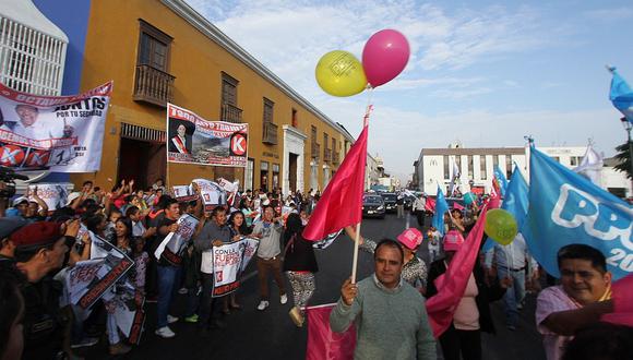 Trujillo: Simpatizantes de PPK y Fuerza Popular coinciden en plaza de armas 