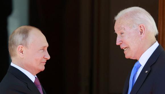 El presidente ruso Vladimir Putin (izq.) le da la mano al presidente estadounidense Joe Biden antes de su reunión en la 'Villa la Grange' en Ginebra, el 16 de junio de 2021. (DENIS BALIBOUSE / POOL / AFP).