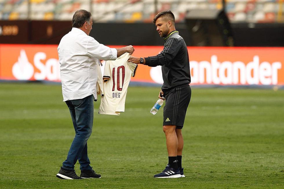 Postales para el recuerdo: obsequian camisetas de la 'U' a jugadores de Flamengo y River Plate