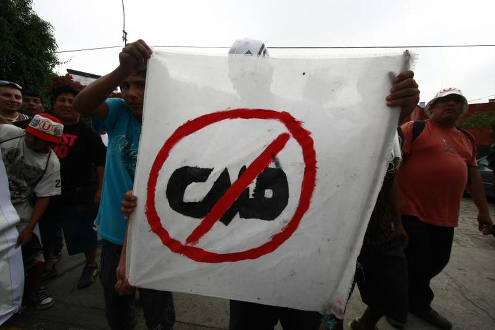 Hinchas de Universitario de Deportes hicieron plantón frente a las oficinas de CMD