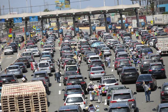 Cientos de vehículos salen de la capital con destino al interior del país, a través de la Panamericana Sur y Norte. Foto: GEC
