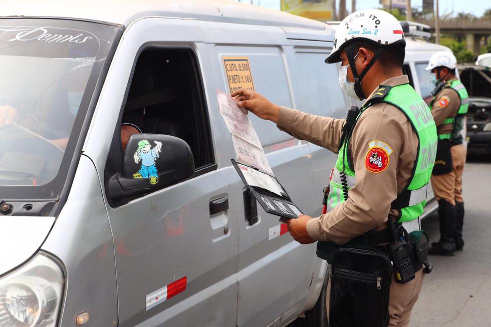 La Policía Nacional y el Ejército realizan una operación de control vehicular en la Panamericana Sur, donde se pide a los conductores de autos particulares el pase vehicular, requisito indispensable para poder transitar dicha vía. (Foto: Hugo Curotto / @photo.gec)