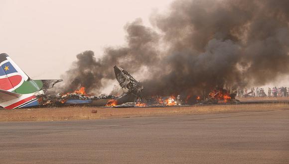 Avión se incendia tras aparatoso aterrizaje y todos sus pasajeros sobreviven [VIDEO]