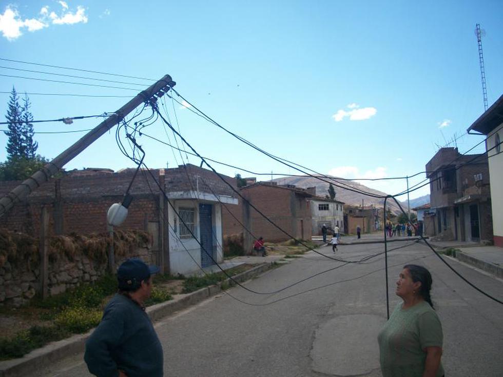 Niña se salva de morir por postes arrastrados por camión 