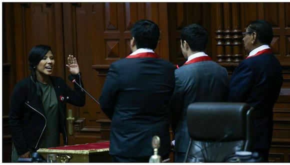 Indira Huilca juró contra la 'dictadura fujimorista' frente a Kenji Fujimori (VIDEO)