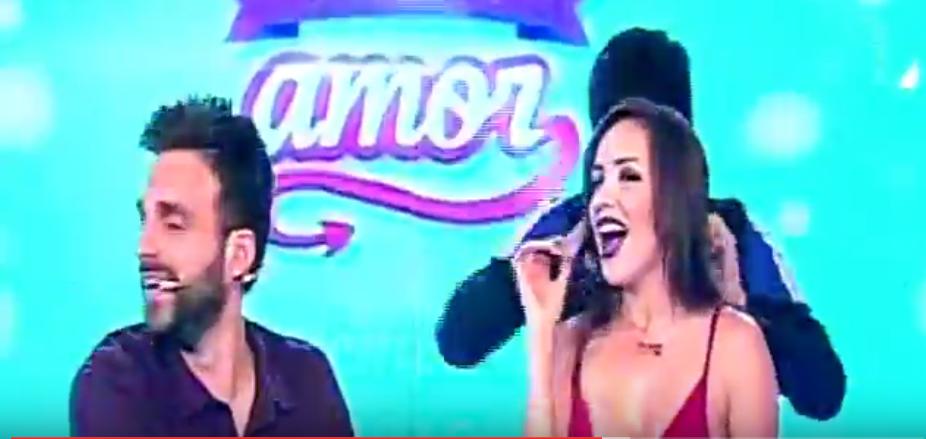 Indignante: Rodrigo González toca partes íntimas de Rosángela Espinoza en vivo (VIDEO)