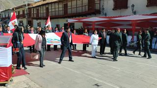Autoridades de Huancavelica rinden homenaje a la Bandera Peruana (VIDEO)